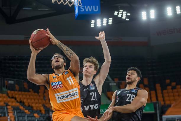 中场竞争的 中场竞争的